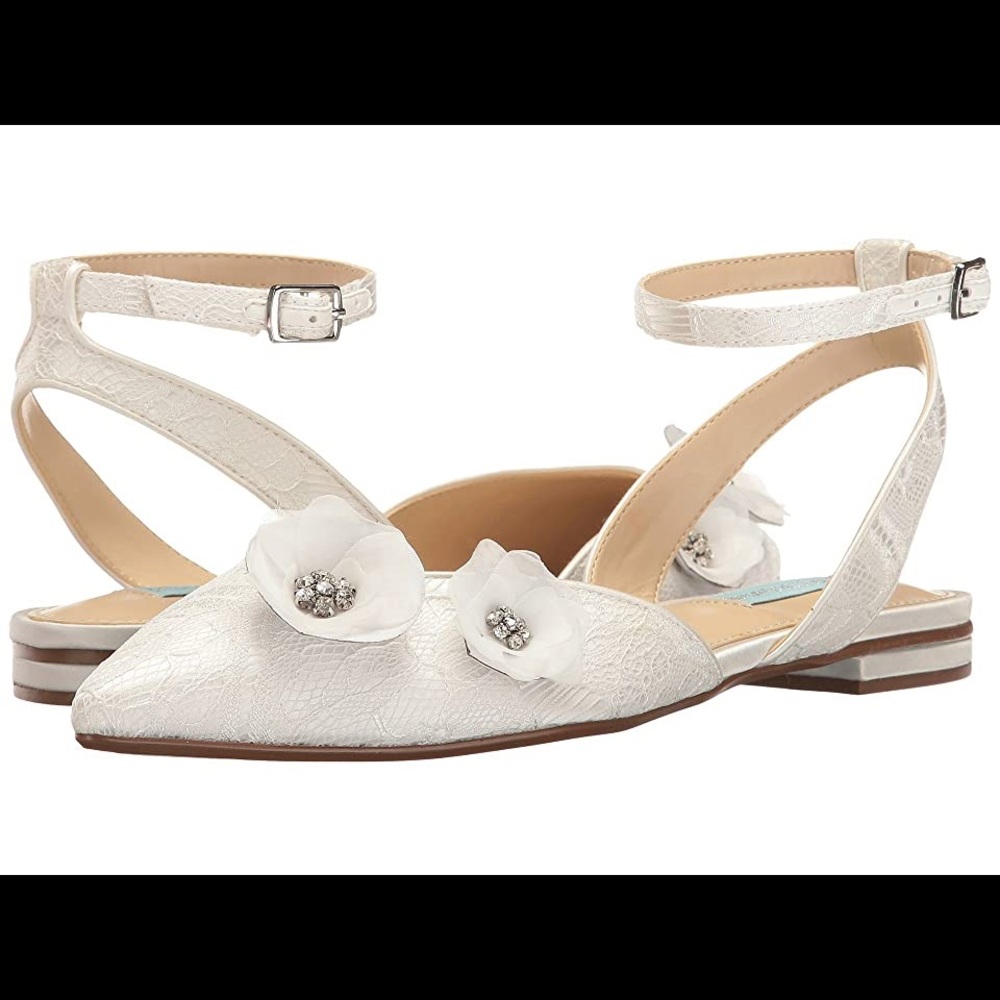 NWOT Betsey Johnson Ivory Lace Flower Flats Size 9